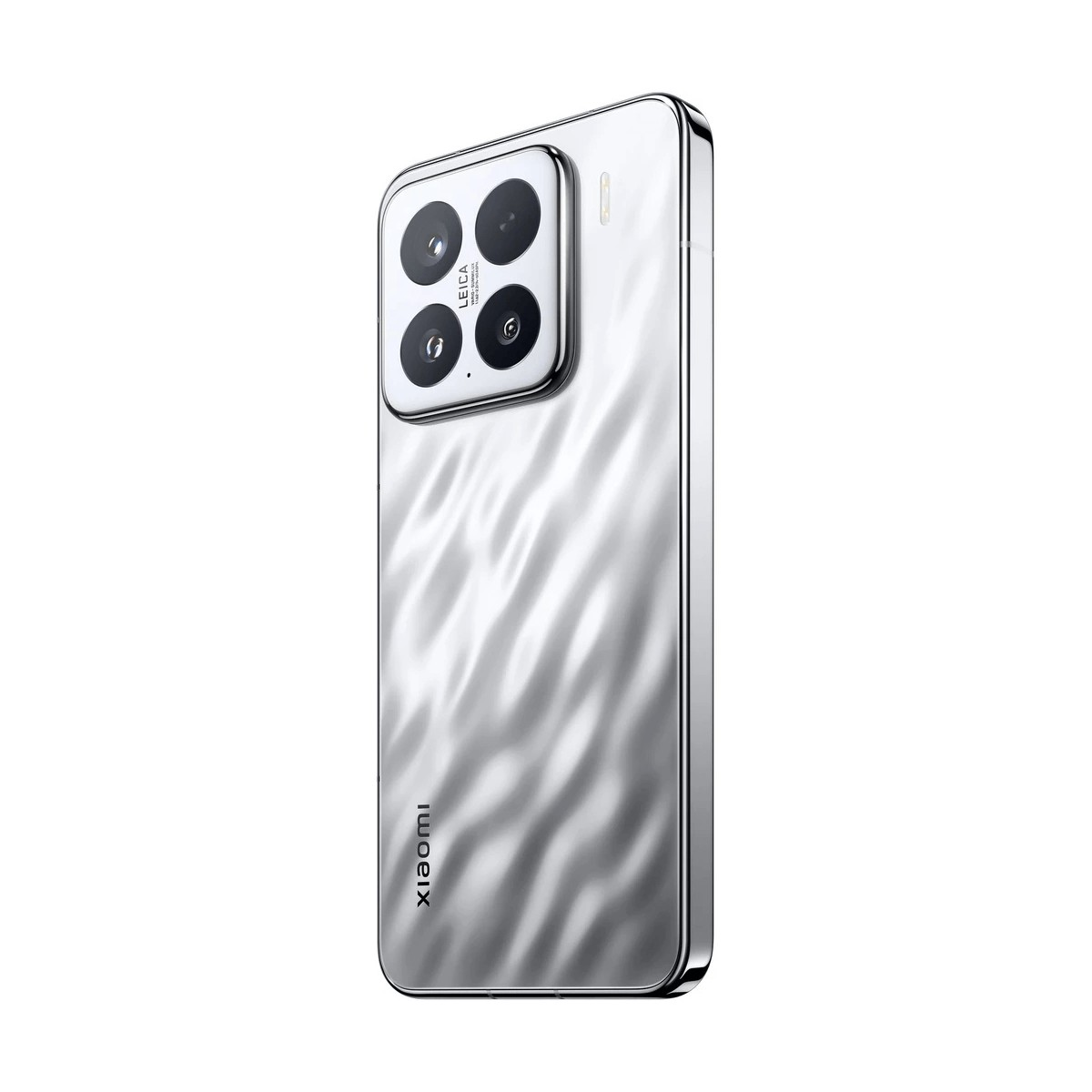Uno smartphone Xiaomi argentato con retro ondulato e modulo fotocamera quadrato con quattro obiettivi.