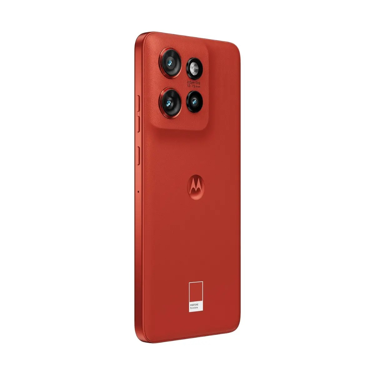 Un smartphone Motorola rouge avec dos texturé, module à quatre caméras et logo sur fond blanc uni.