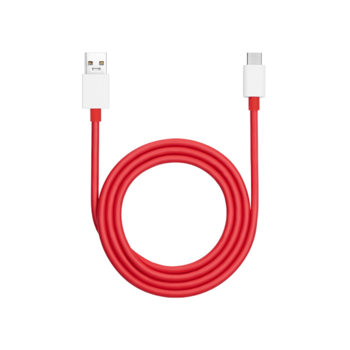 Un cavo USB rosso arrotolato con connettore USB-A a sinistra e USB-C a destra, su sfondo bianco.