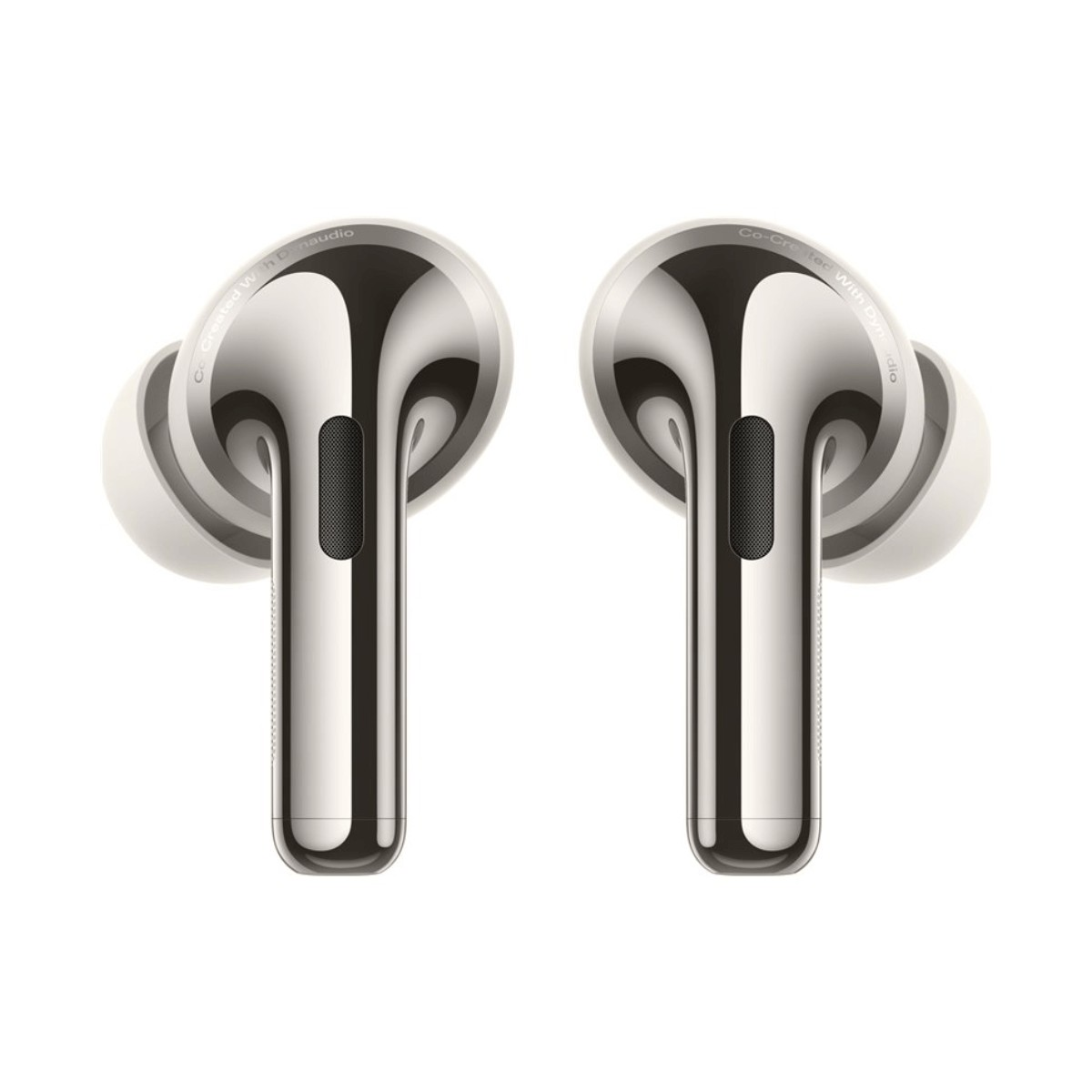 Dos auriculares inalámbricos plateados y brillantes con puntas de silicona blanca sobre fondo blanco.