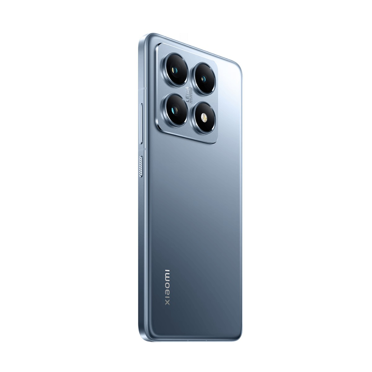 Rückseite eines blauen Xiaomi-Smartphones mit vier Leica-Kameras in einem quadratischen Modul auf weißem Hintergrund.