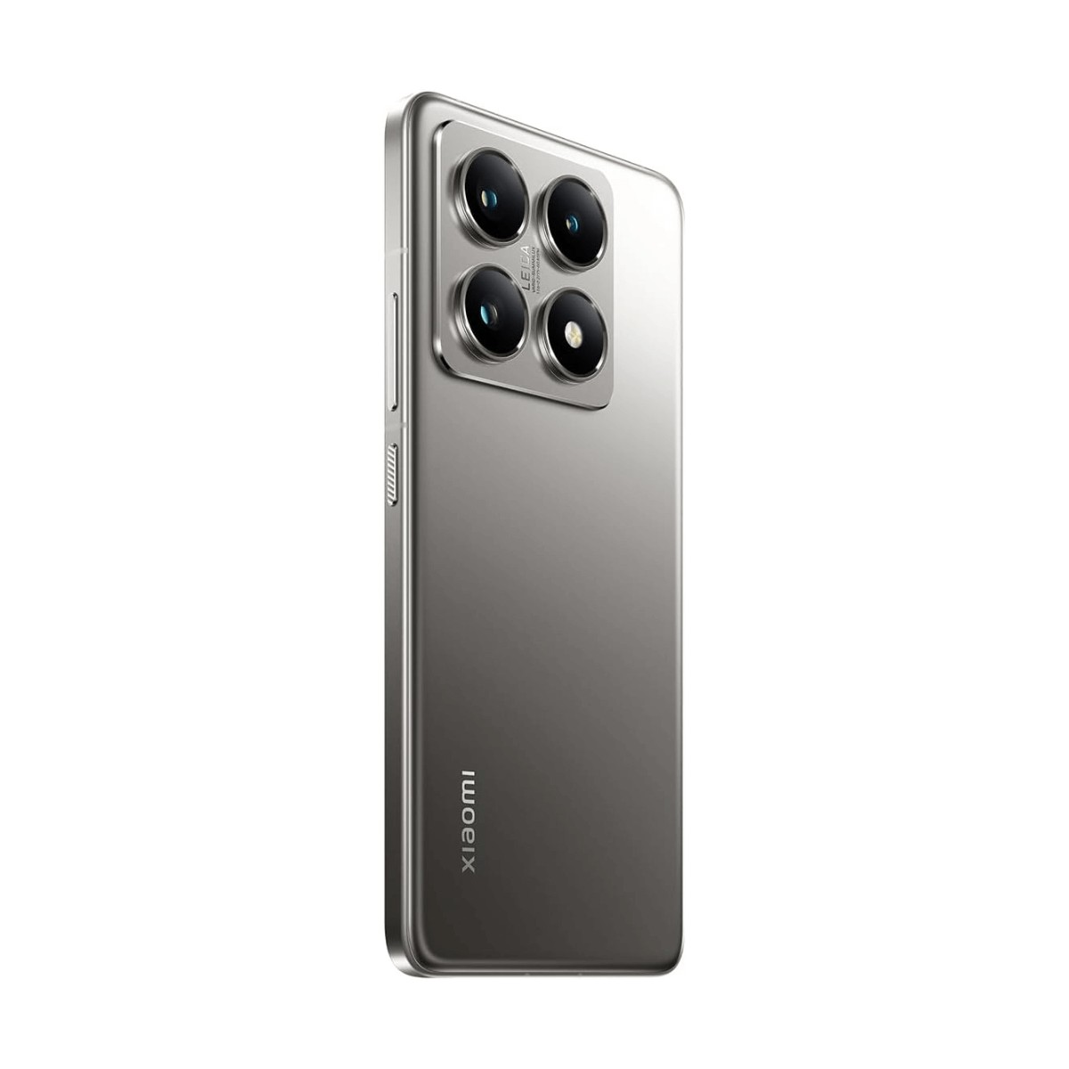 Il retro di uno smartphone Xiaomi argento, con un modulo quadrato a quattro fotocamere Leica.