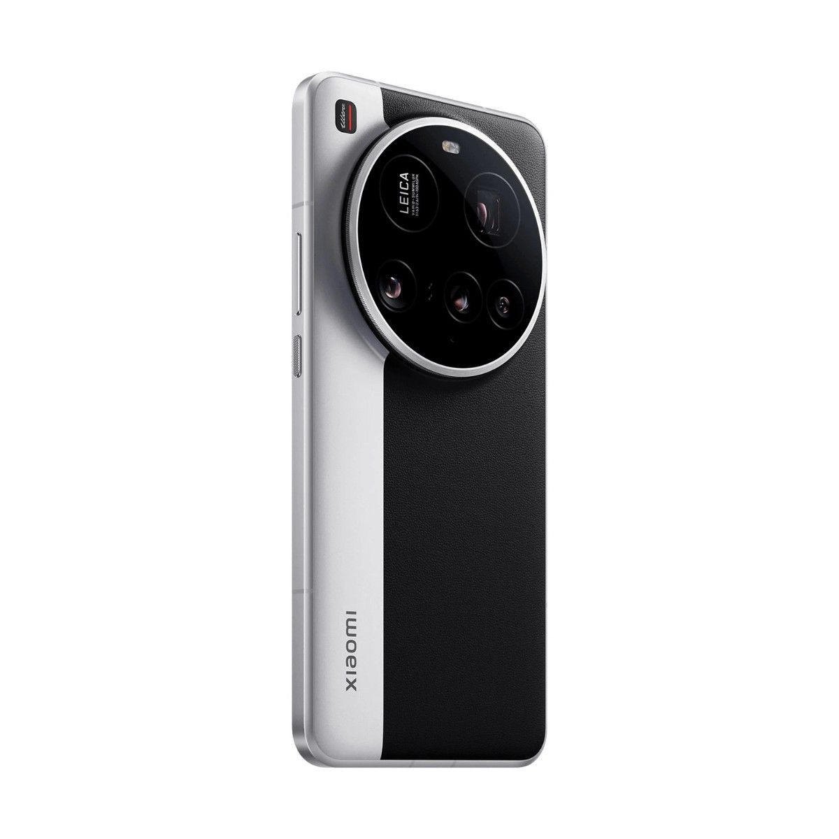 Retro di uno smartphone Xiaomi argento con un grande modulo fotocamera Leica rotondo e pelle nera.