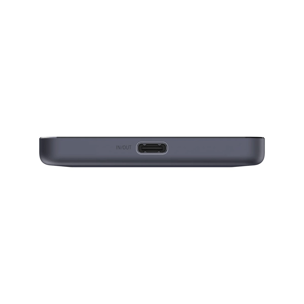 Primo piano del bordo di un dispositivo grigio con una porta USB-C etichettata IN/OUT su sfondo bianco.