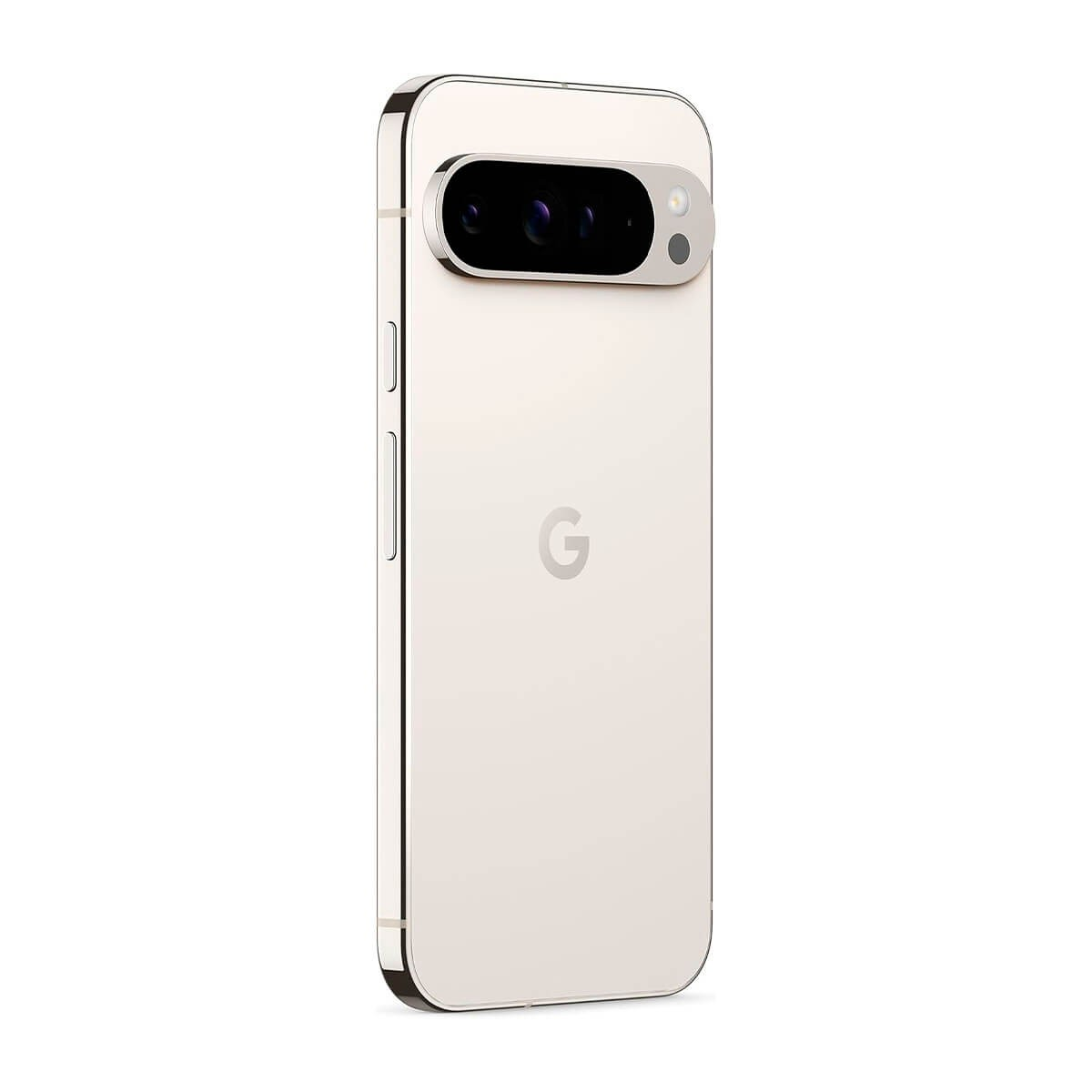 Retro di uno smartphone oro chiaro con la barra della fotocamera orizzontale e il logo Google su sfondo bianco.
