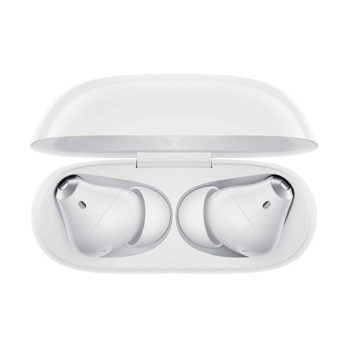 Una custodia di ricarica bianca aperta con due auricolari wireless bianchi all interno su sfondo bianco.