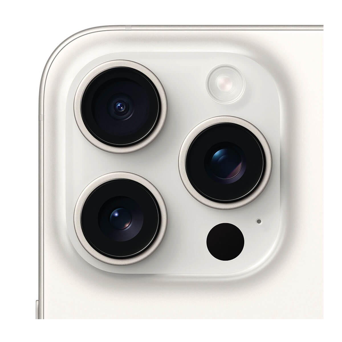 Primo piano del modulo a tripla fotocamera quadrata di uno smartphone bianco con flash e sensori.
