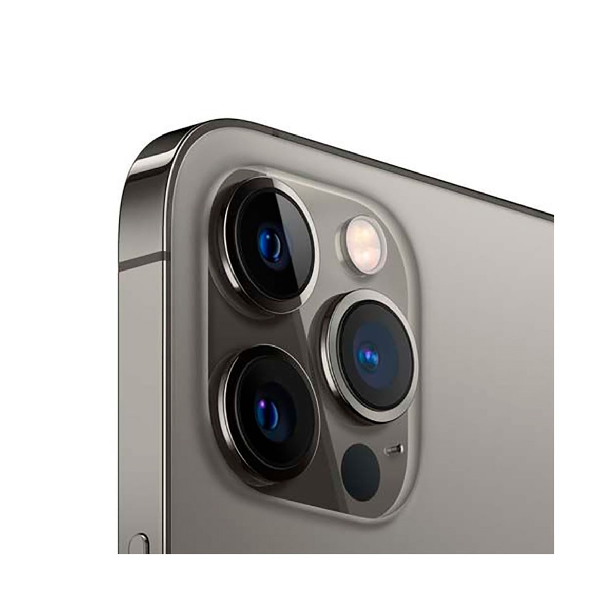 Primo piano di un moderno smartphone grigio che mostra il modulo della tripla fotocamera posteriore e il flash su sfondo bianco.