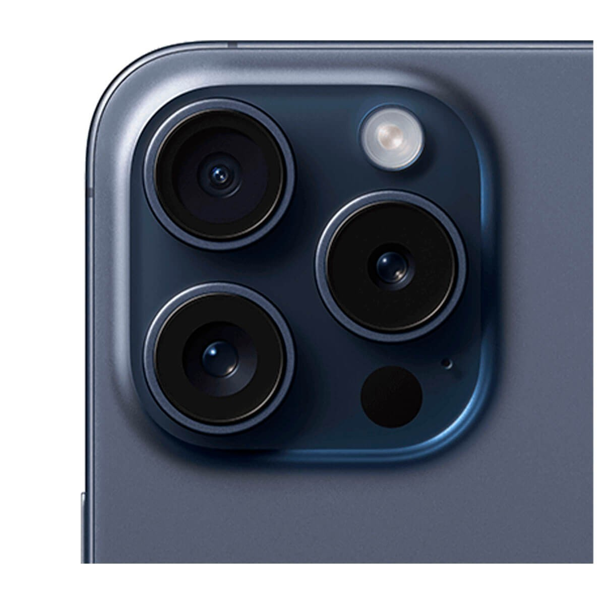 Nahaufnahme der Dreifachkamera auf der blauen Smartphone-Rückseite mit Blitz und Sensor.