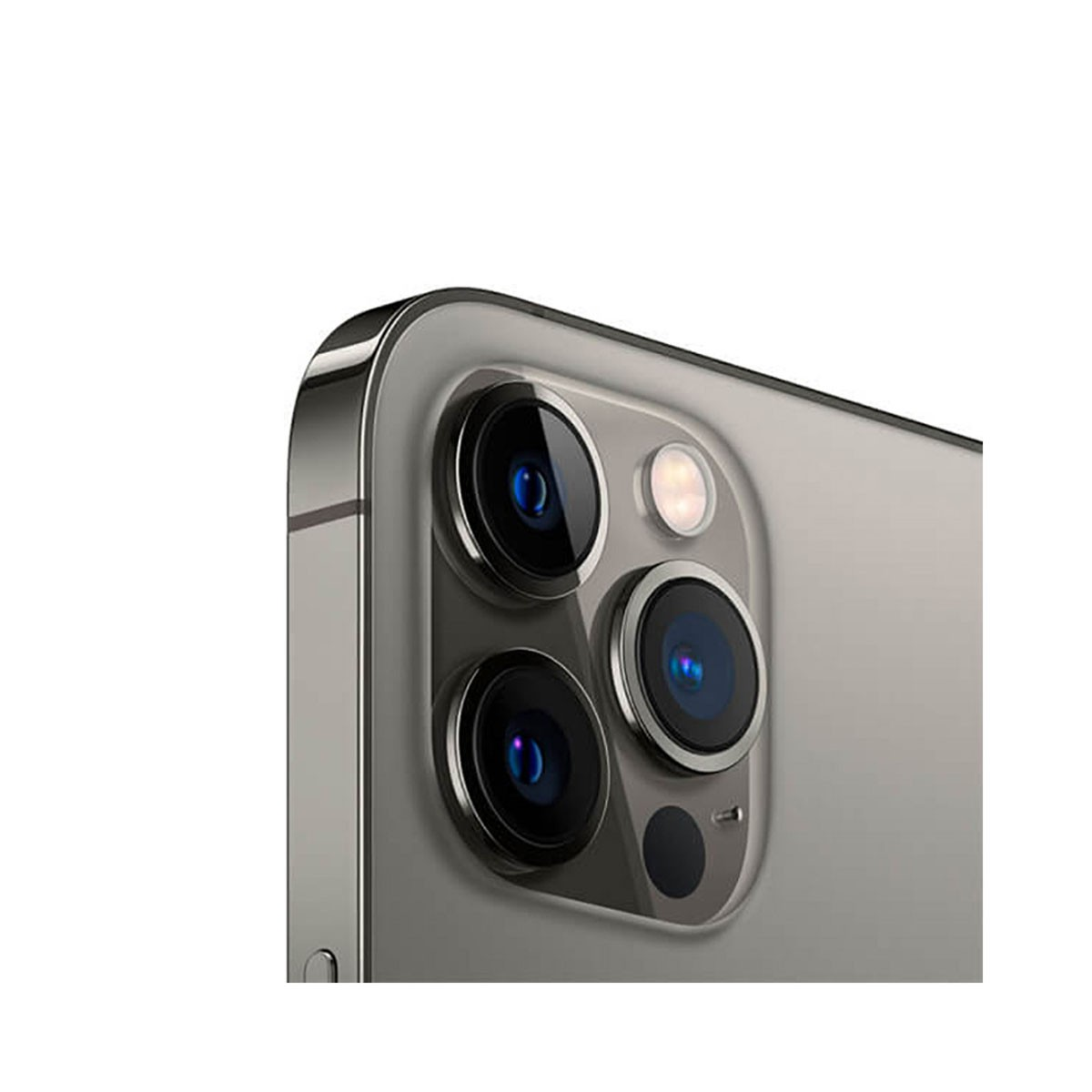 Primo piano del modulo fotocamera a tripla lente su uno smartphone grigio su sfondo bianco.