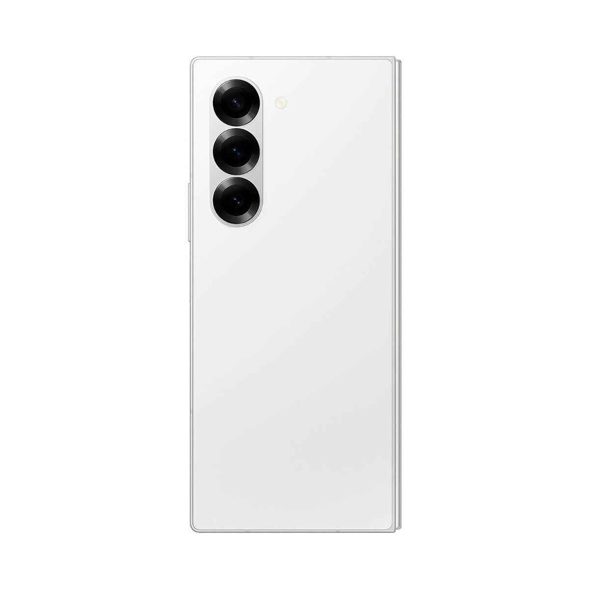 Vista posteriore di uno smartphone bianco con tre obiettivi della fotocamera allineati verticalmente.