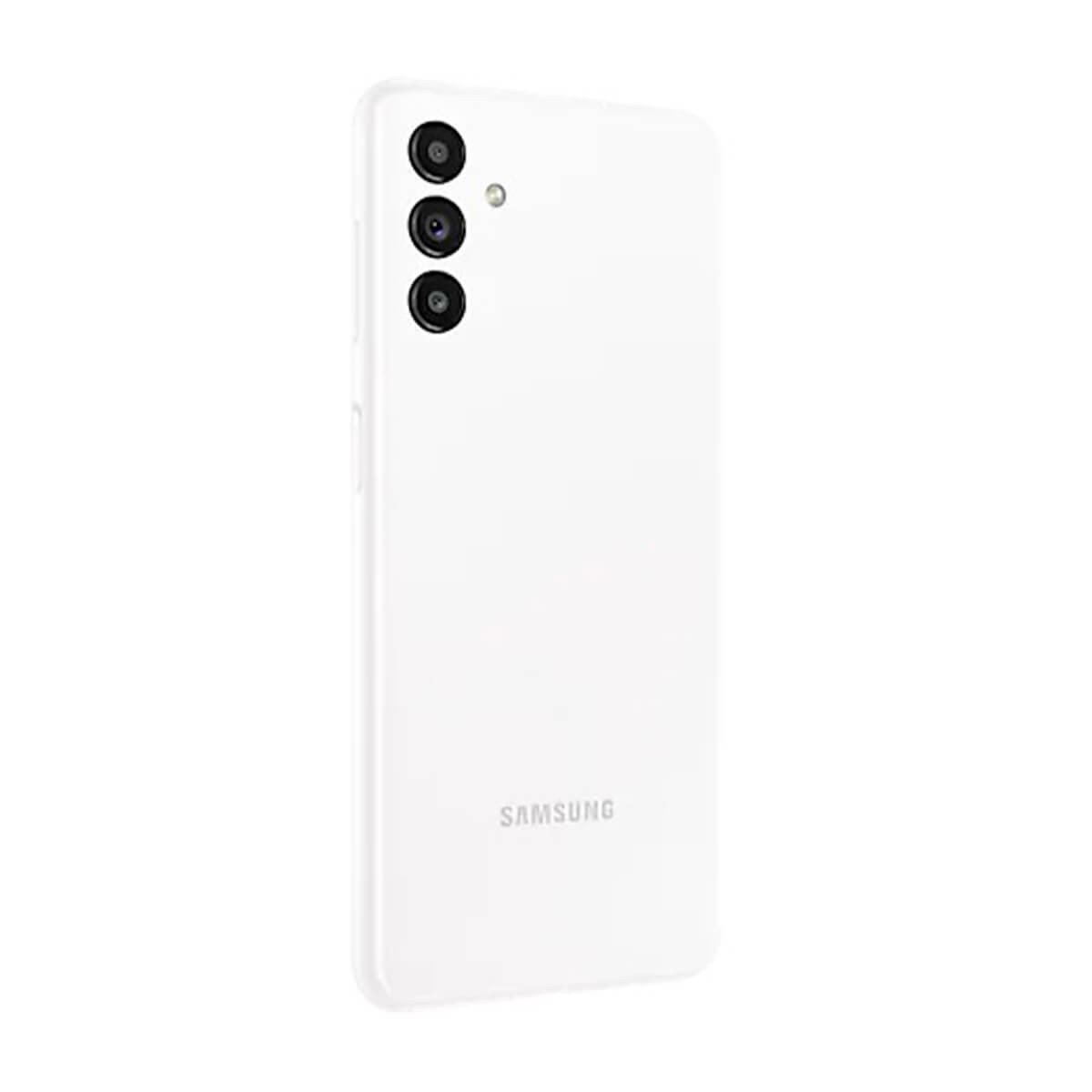 Parte trasera de un smartphone Samsung blanco con triple cámara vertical y el logo de Samsung abajo.