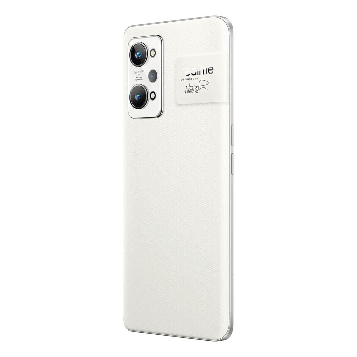 Parte trasera de un smartphone blanco con triple cámara, marco plateado y patrón texturizado con logo y firma.