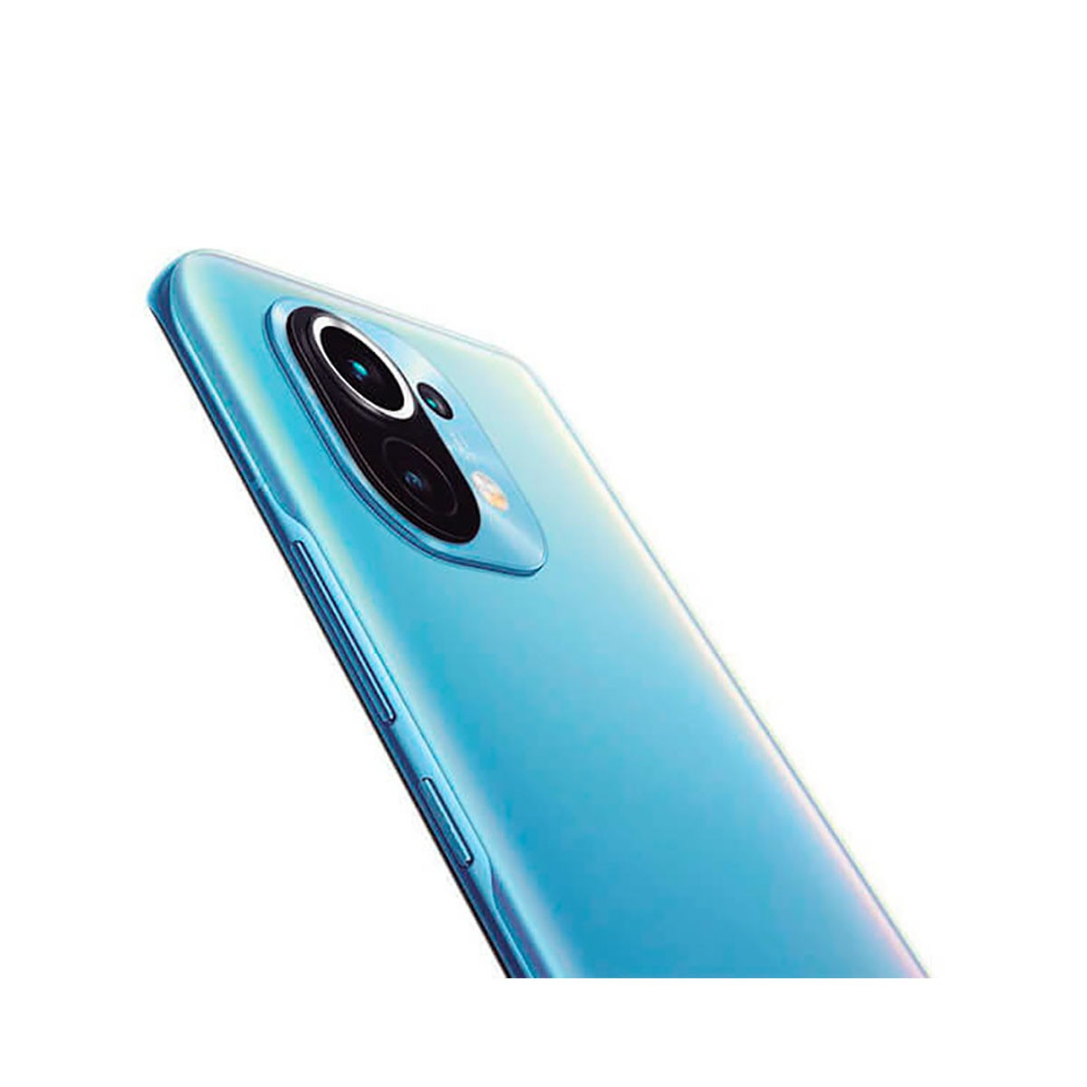 Vista posteriore di uno smartphone azzurro con un modulo fotocamera ovale su sfondo bianco.