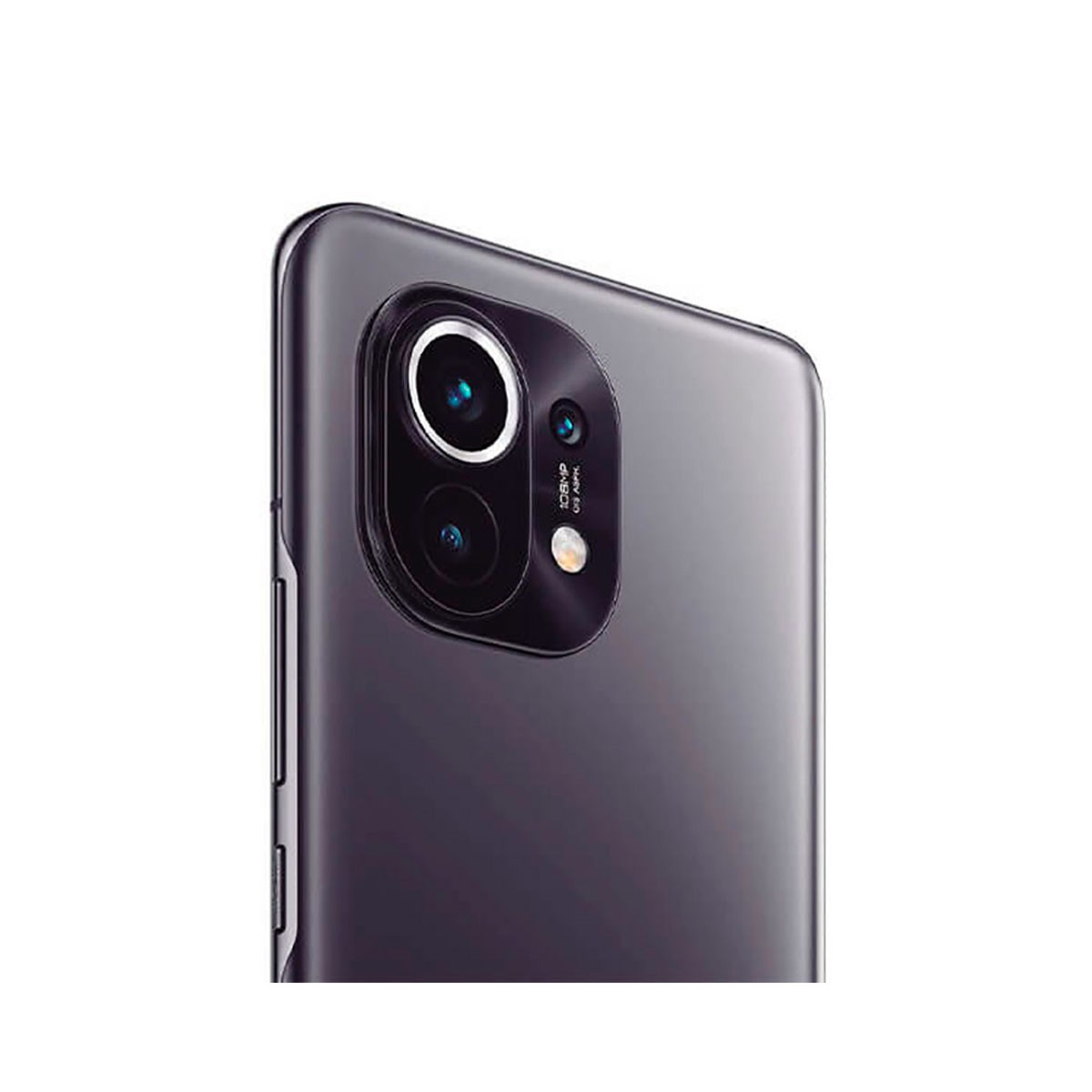 Primo piano del retro di uno smartphone scuro con modulo a tripla fotocamera e sensore principale.