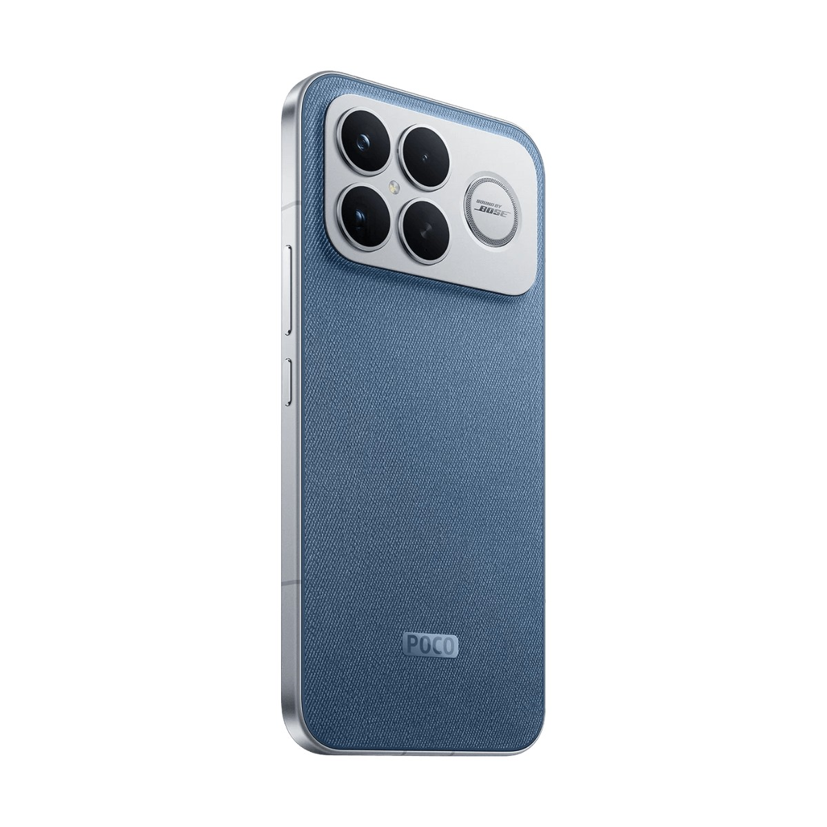 Uno smartphone Poco blu con retro texturized, cornice argentata, quadrupla fotocamera e logo Sound by Bose.
