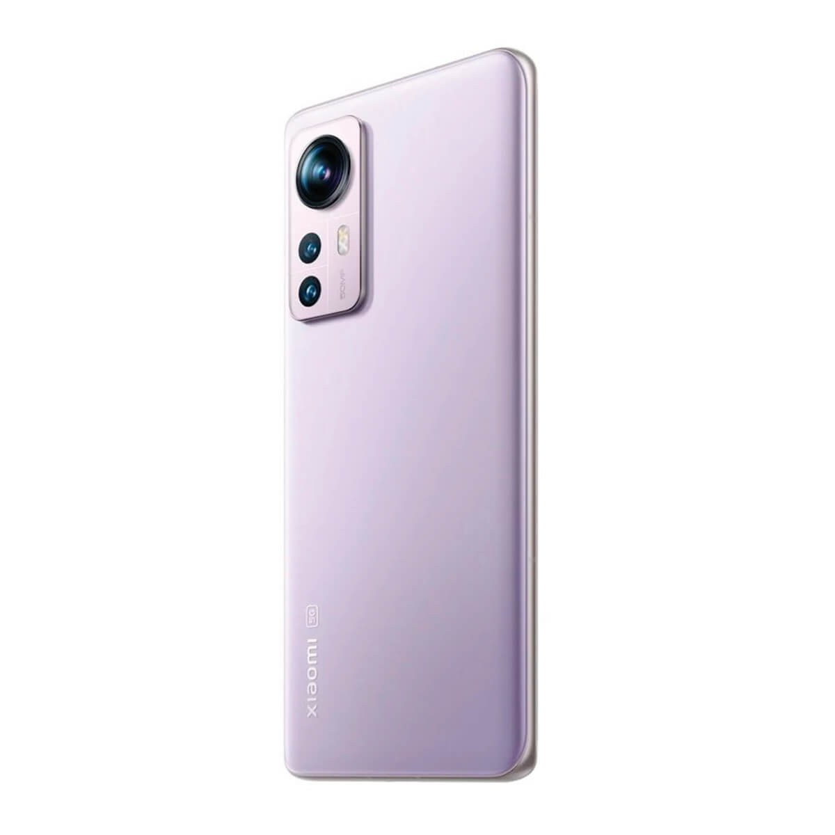 Retro di uno smartphone viola chiaro con tripla fotocamera e logo Xiaomi su sfondo bianco.