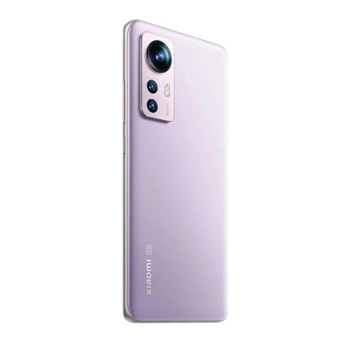 Uno smartphone Xiaomi viola chiaro visto dal retro, con modulo a tripla fotocamera e logo.