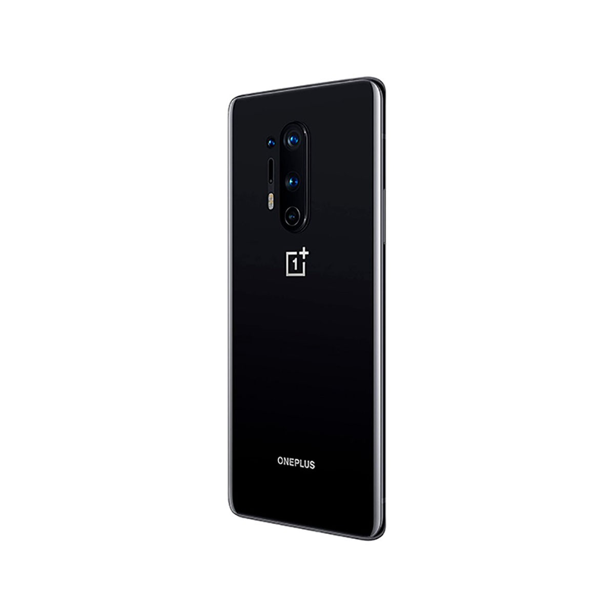 Un smartphone OnePlus noir vu de dos, avec un triple appareil photo vertical et le logo de la marque.