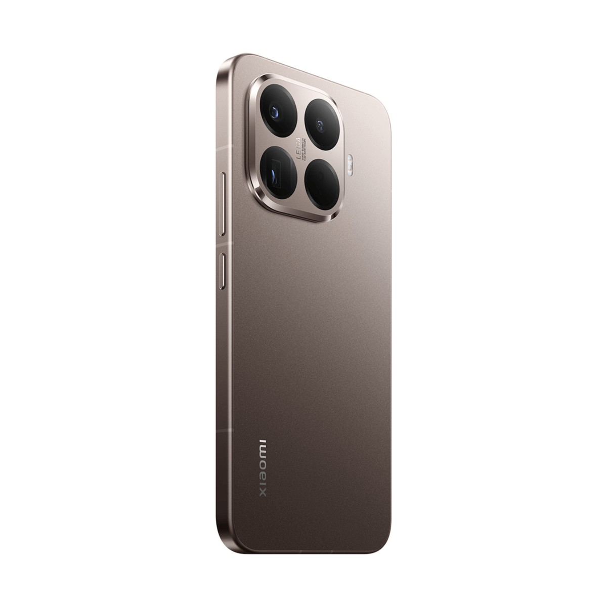 Uno smartphone Xiaomi color bronzo visto da dietro con modulo a quattro fotocamere e tasti laterali.