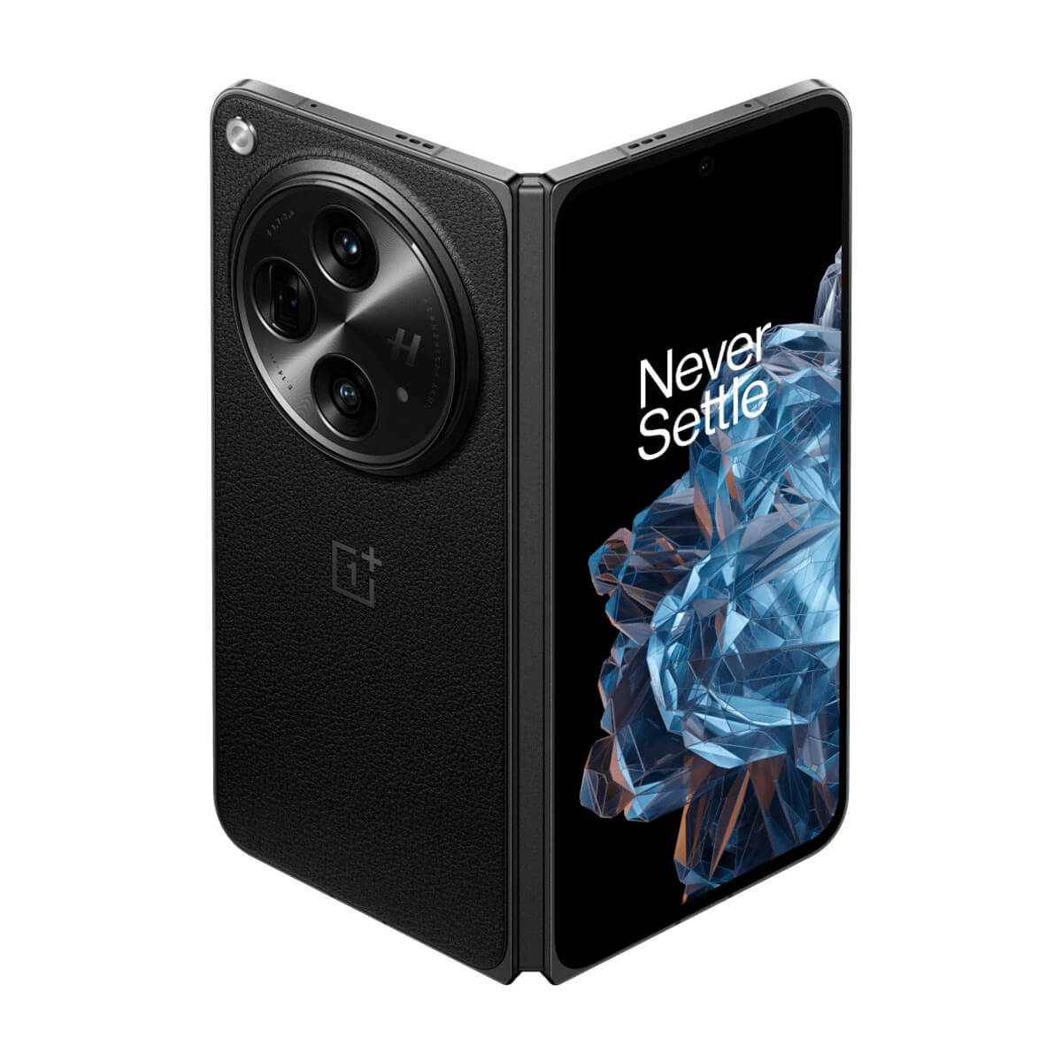 Uno smartphone pieghevole nero mostra "Never Settle" sullo schermo e ha un modulo fotocamera rotondo sul retro.