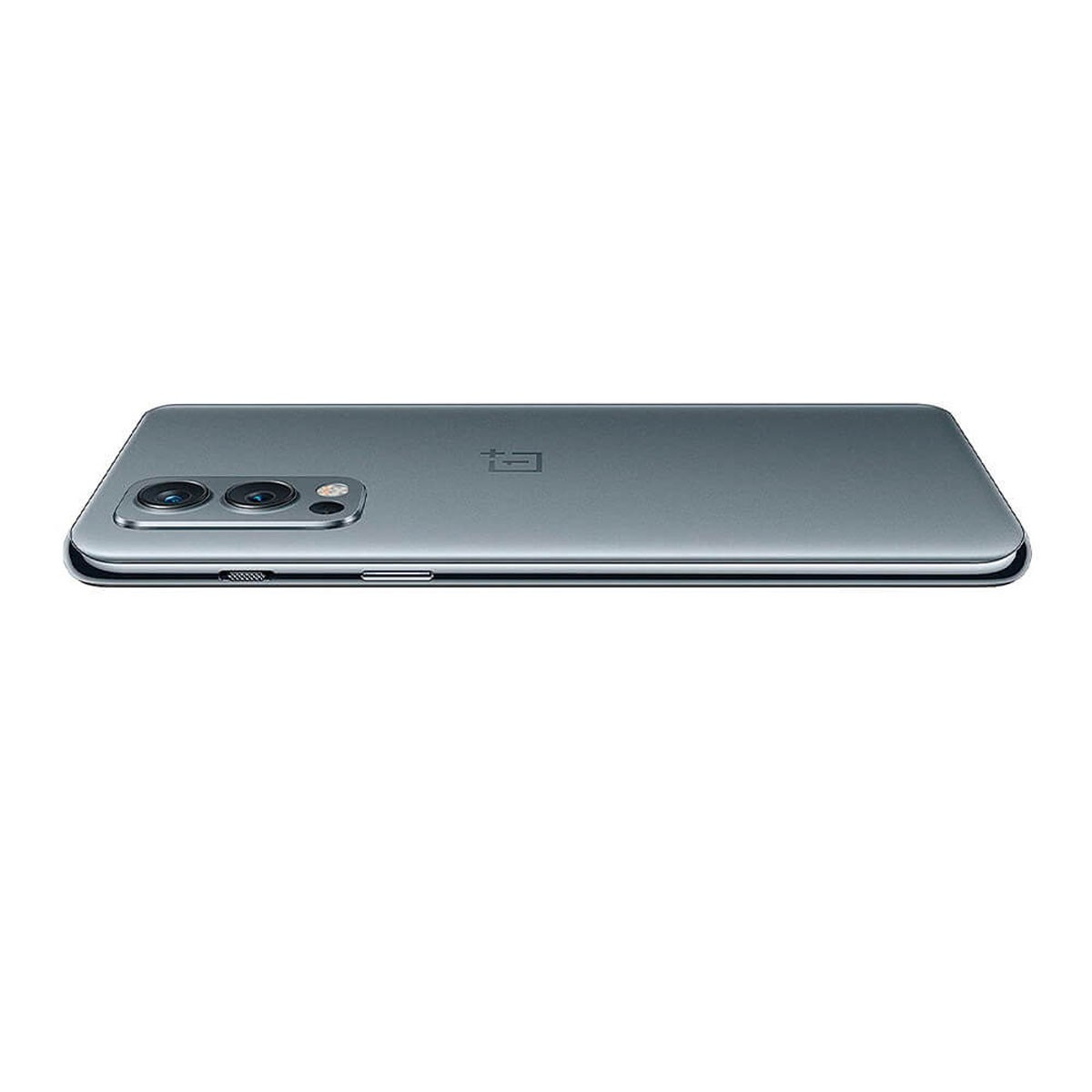 La parte trasera de un smartphone gris con triple cámara y logotipo.