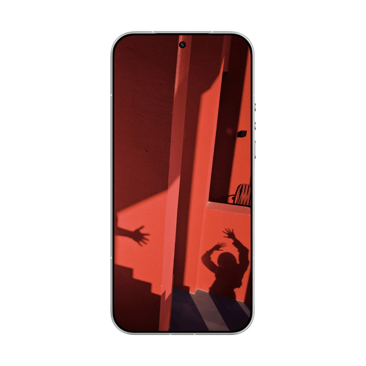 Smartphone con cornice chiara mostra ombre di mani su parete rossa sullo schermo.
