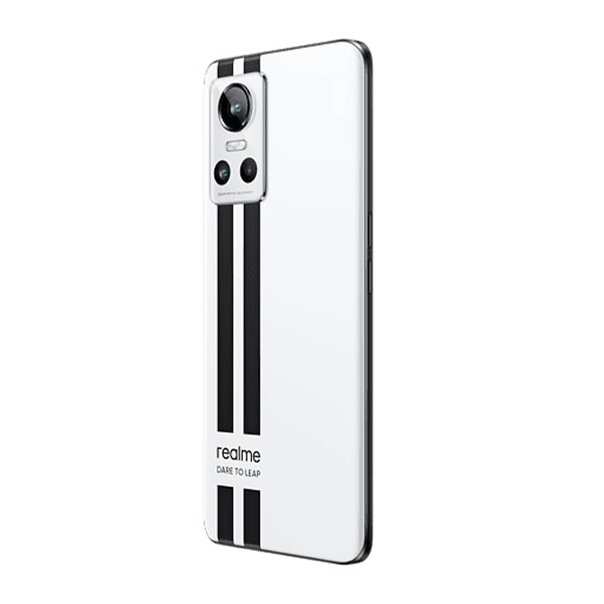 Retro di uno smartphone bianco con due strisce verticali nere, tripla fotocamera e logo realme.