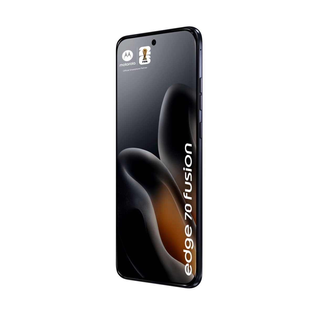 Smartphone Motorola Edge 70 Fusion ad angolazione lieve, con loghi Motorola e FIFA sullo schermo.