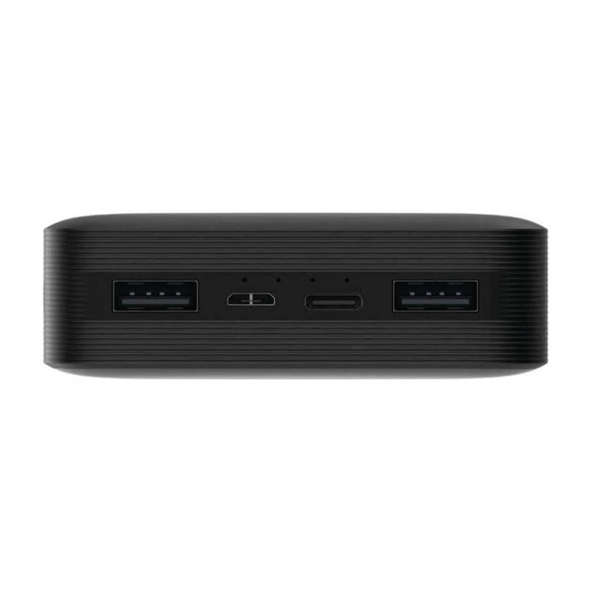 Vista frontale di un power bank nero con due porte USB-A, micro-USB e porta USB-C.