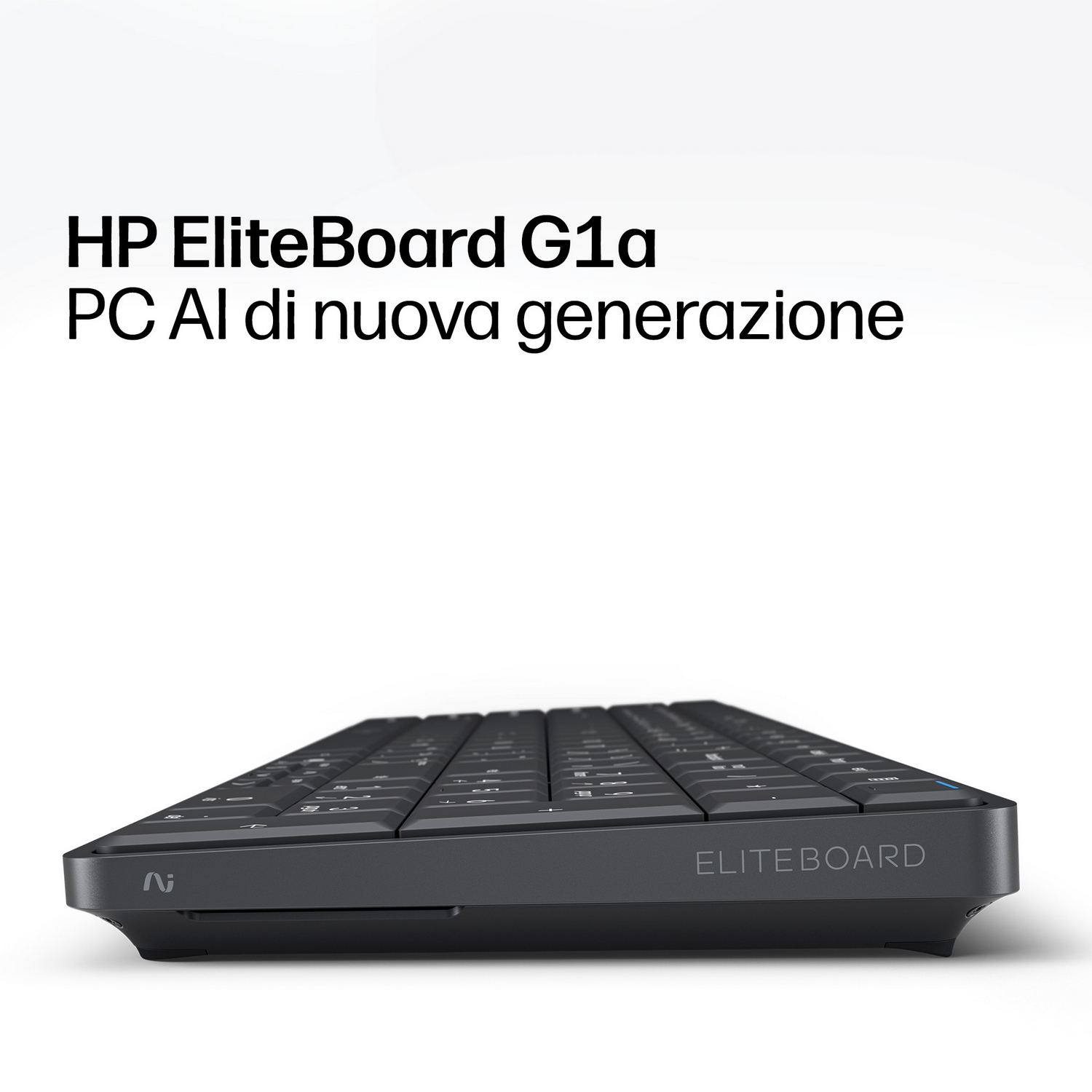 Primo piano di una tastiera HP EliteBoard grigio scuro su sfondo bianco con testo promozionale.