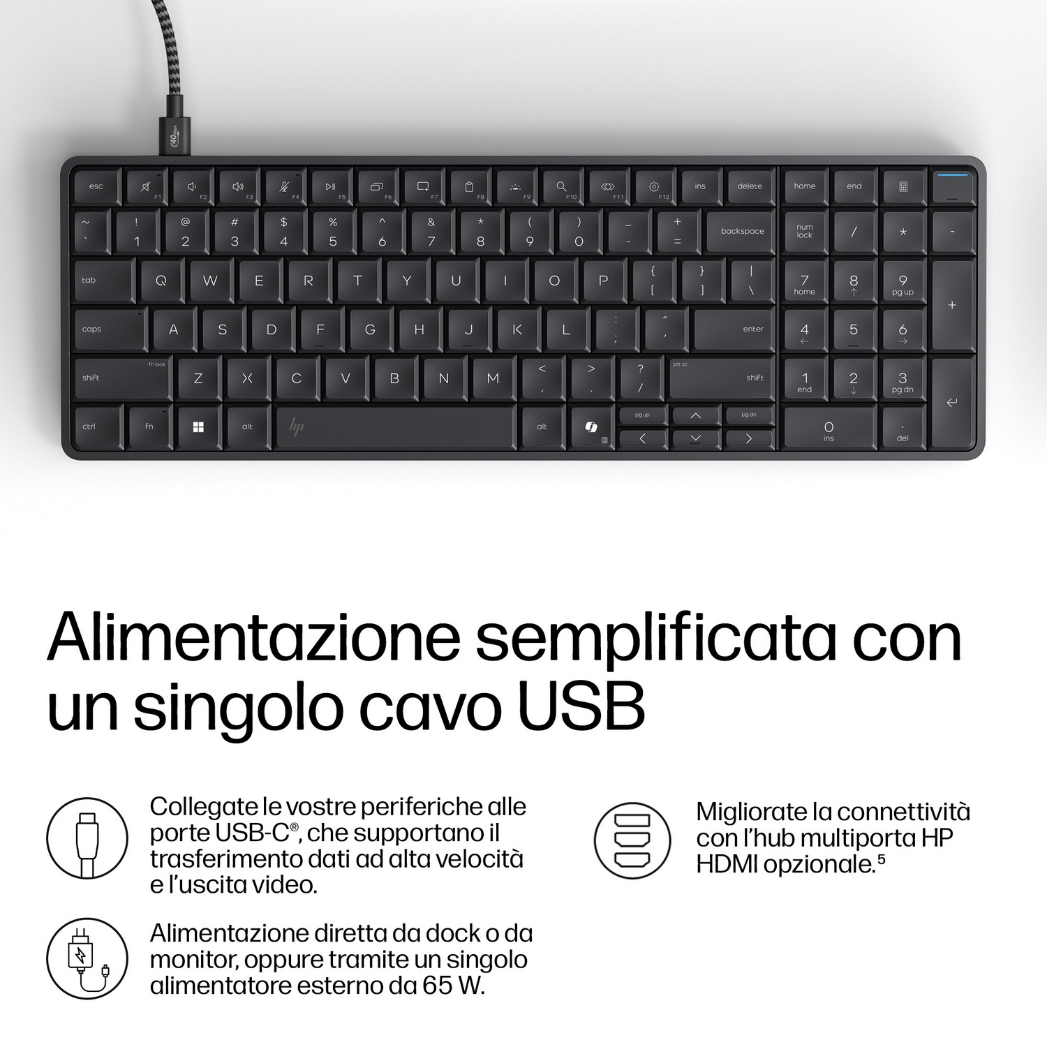 Una tastiera nera con cavo USB collegato e testo in italiano che spiega l'alimentazione semplificata.