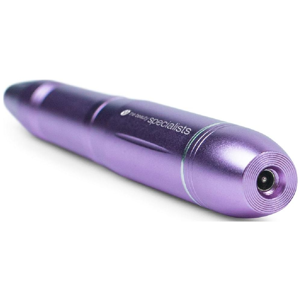 Una penna per tatuaggi cosmetici viola metallizzato con testo bianco su sfondo bianco.