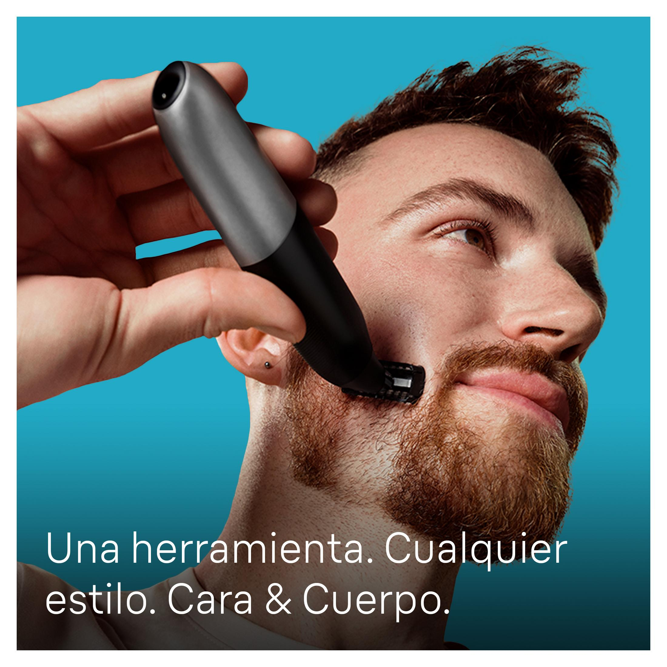 Un uomo regola la barba con un rifinitore grigio su sfondo blu.