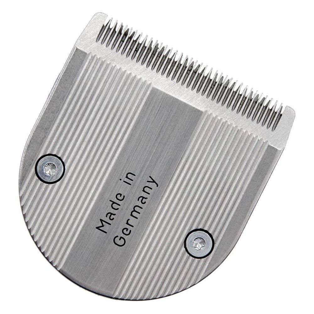 Una lama per tosatrice in metallo argentato con denti fini, due viti e la scritta Made in Germany.