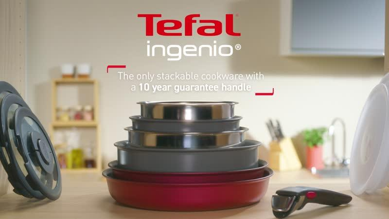 Sztaplowane naczynia Tefal Ingenio w kuchni z odpinaną rączką i tekstem.