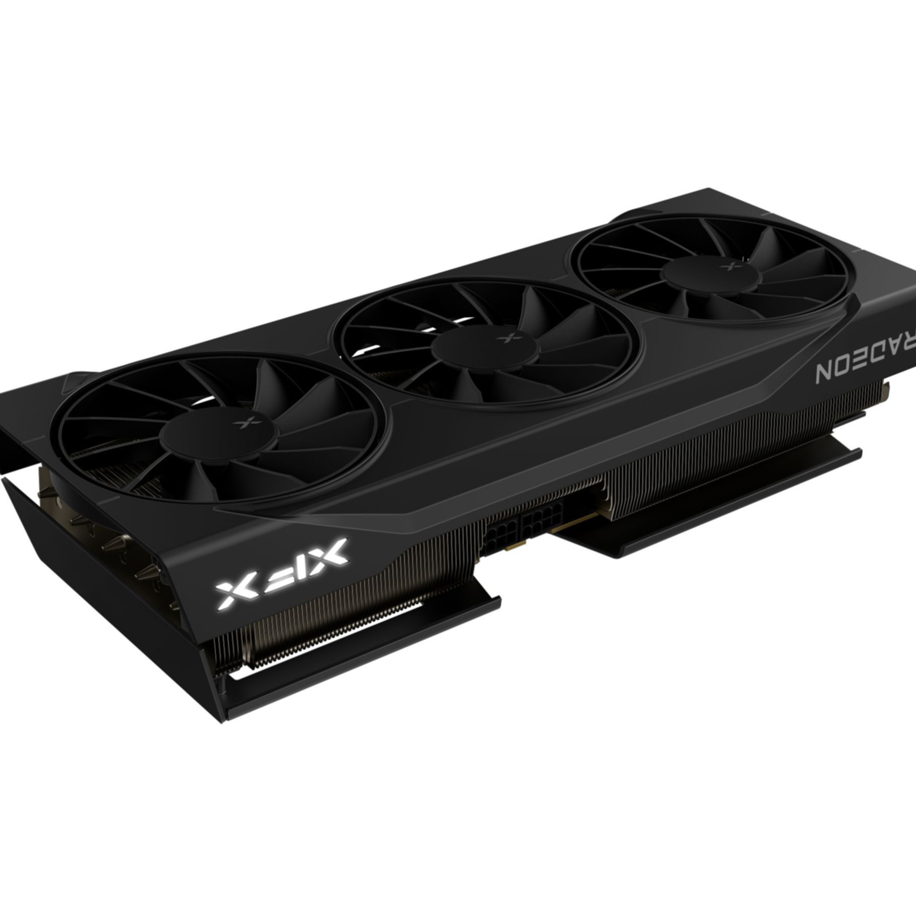 Czarna karta graficzna XFX Radeon z trzema wentylatorami i świecącym białym logo na białym tle.