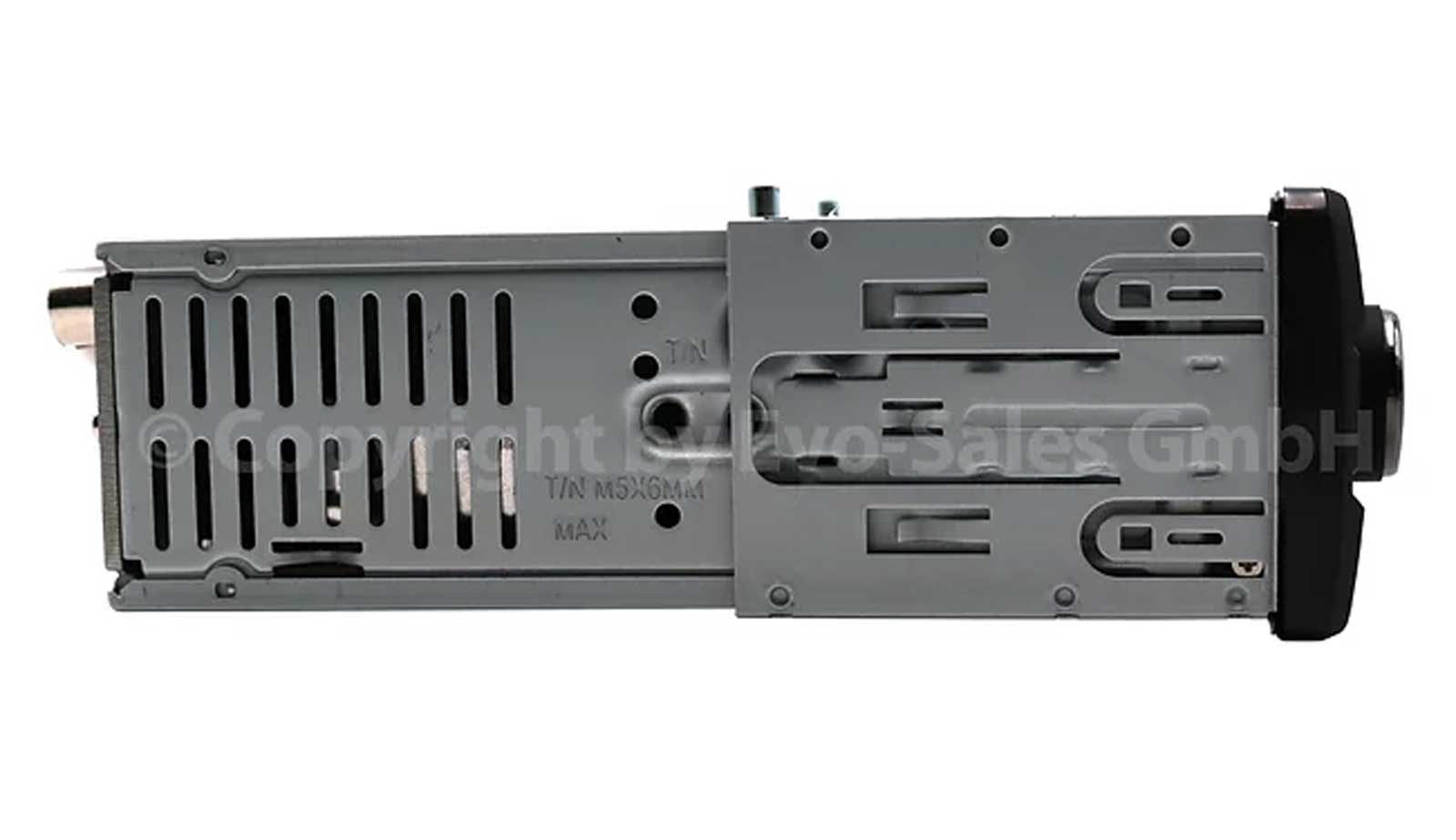 Seitenansicht einer Einbauhülse für Autoradios aus Metall vor weißem Hintergrund.