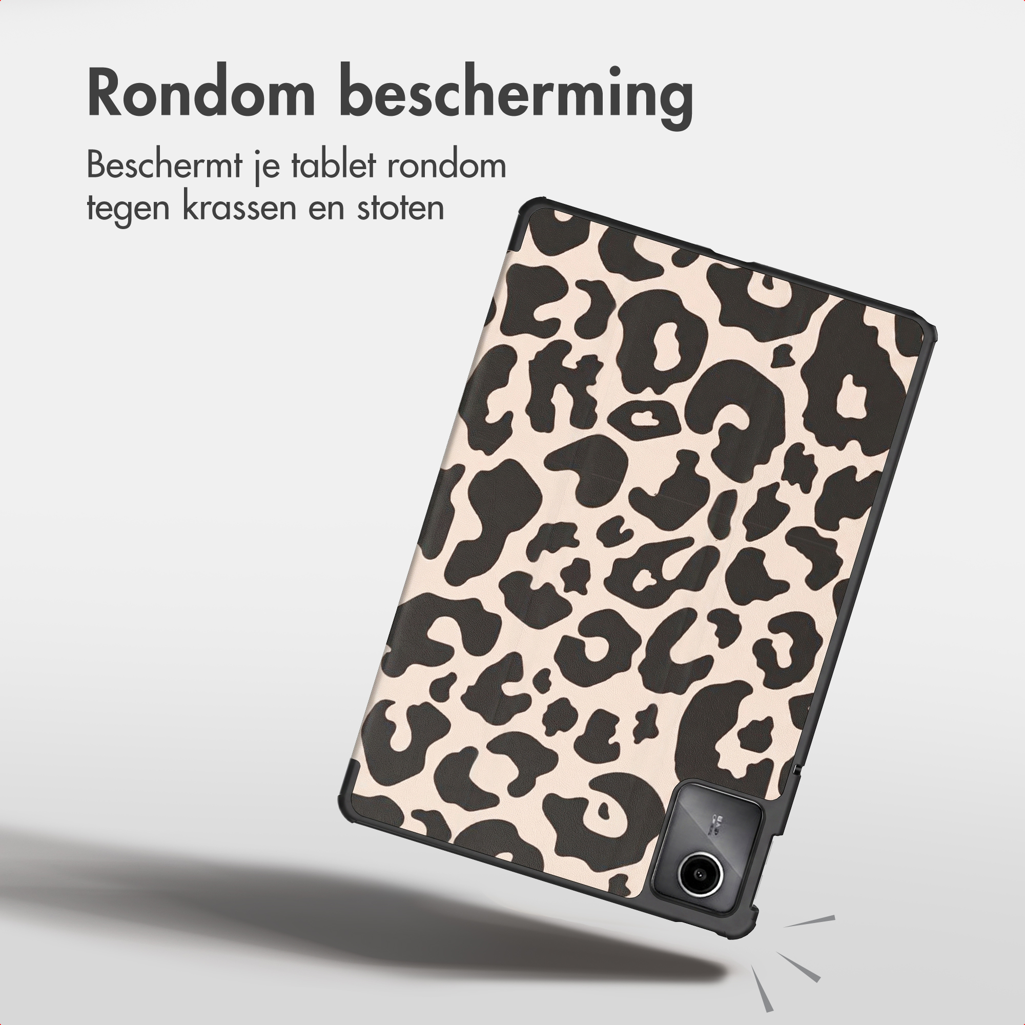 Tablet in leopard print protective case against a light background with Dutch text.