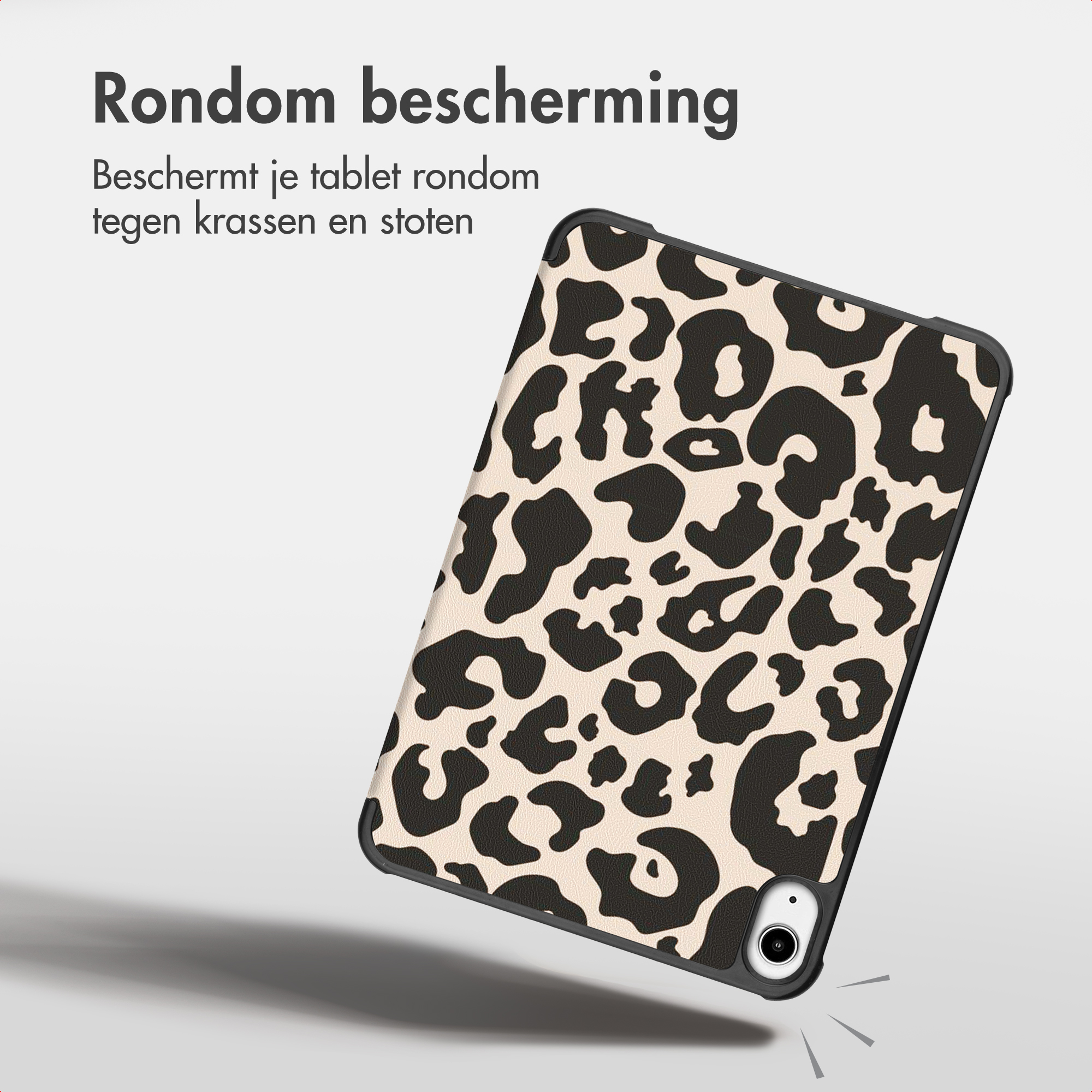 Una custodia per tablet con motivo leopardato nero e beige su sfondo chiaro con testo in olandese.