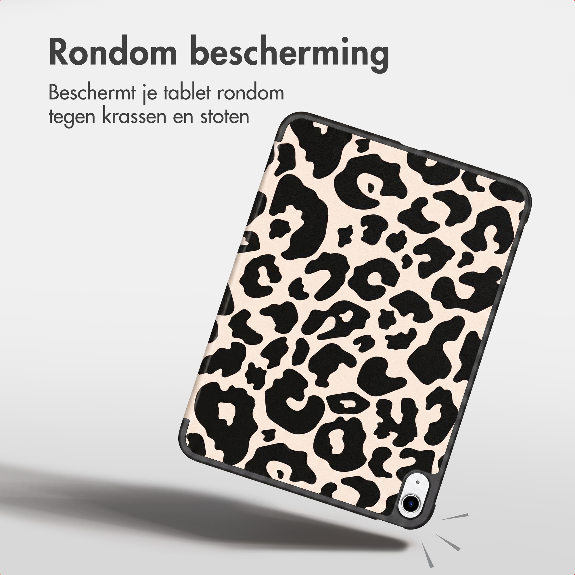 Une tablette dans une coque de protection léopard noir et beige, avec du texte en néerlandais.