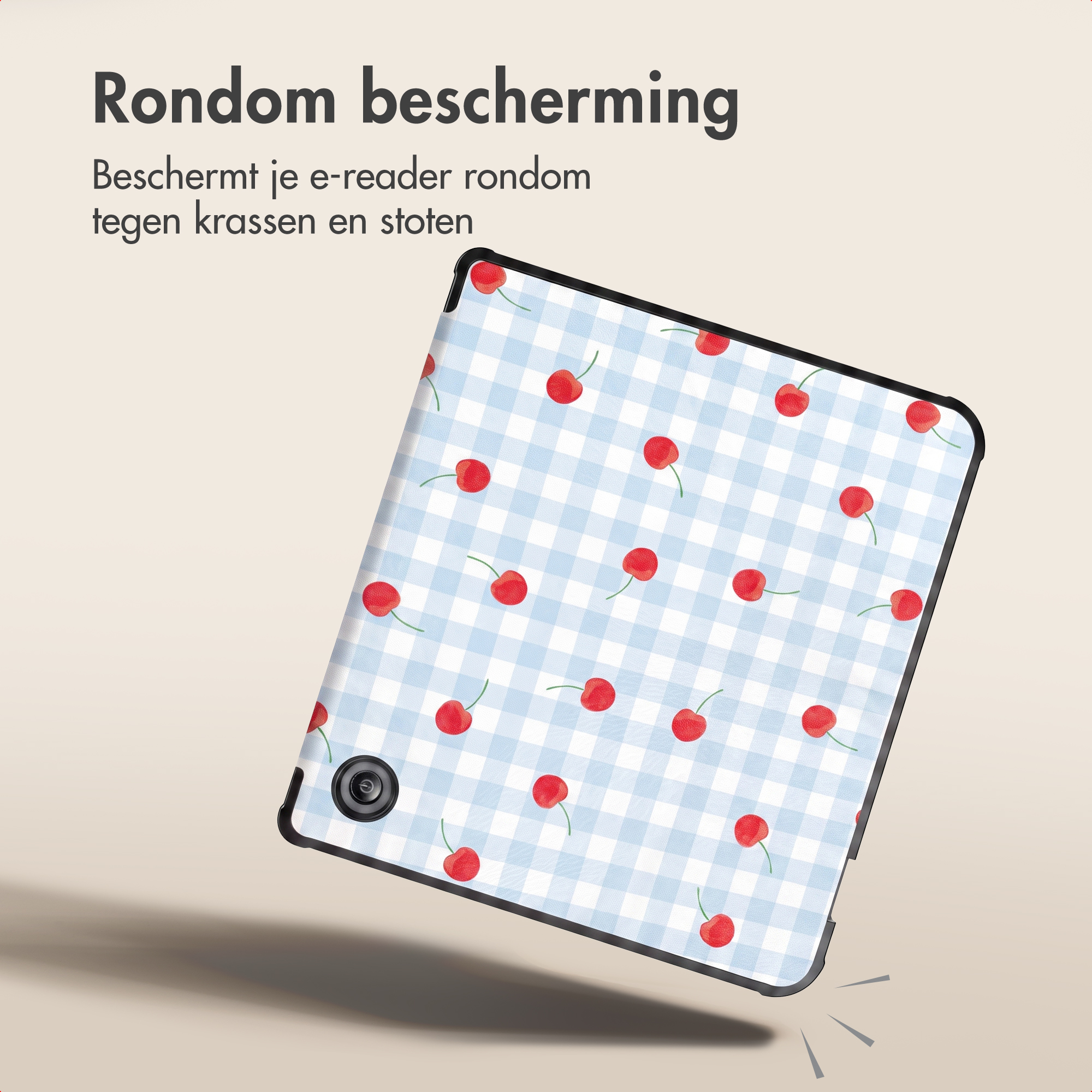 Een e-readerhoesje met een blauw-wit gingham patroon en rode kersen op een beige achtergrond met Nederlandse tekst.