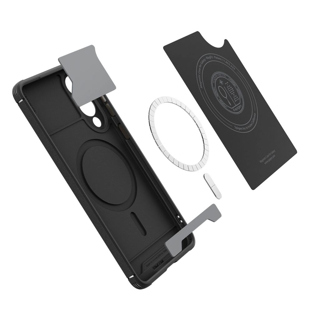 Una custodia per smartphone nera smontata con anello magnetico, inserto e supporto protettivo su sfondo bianco.