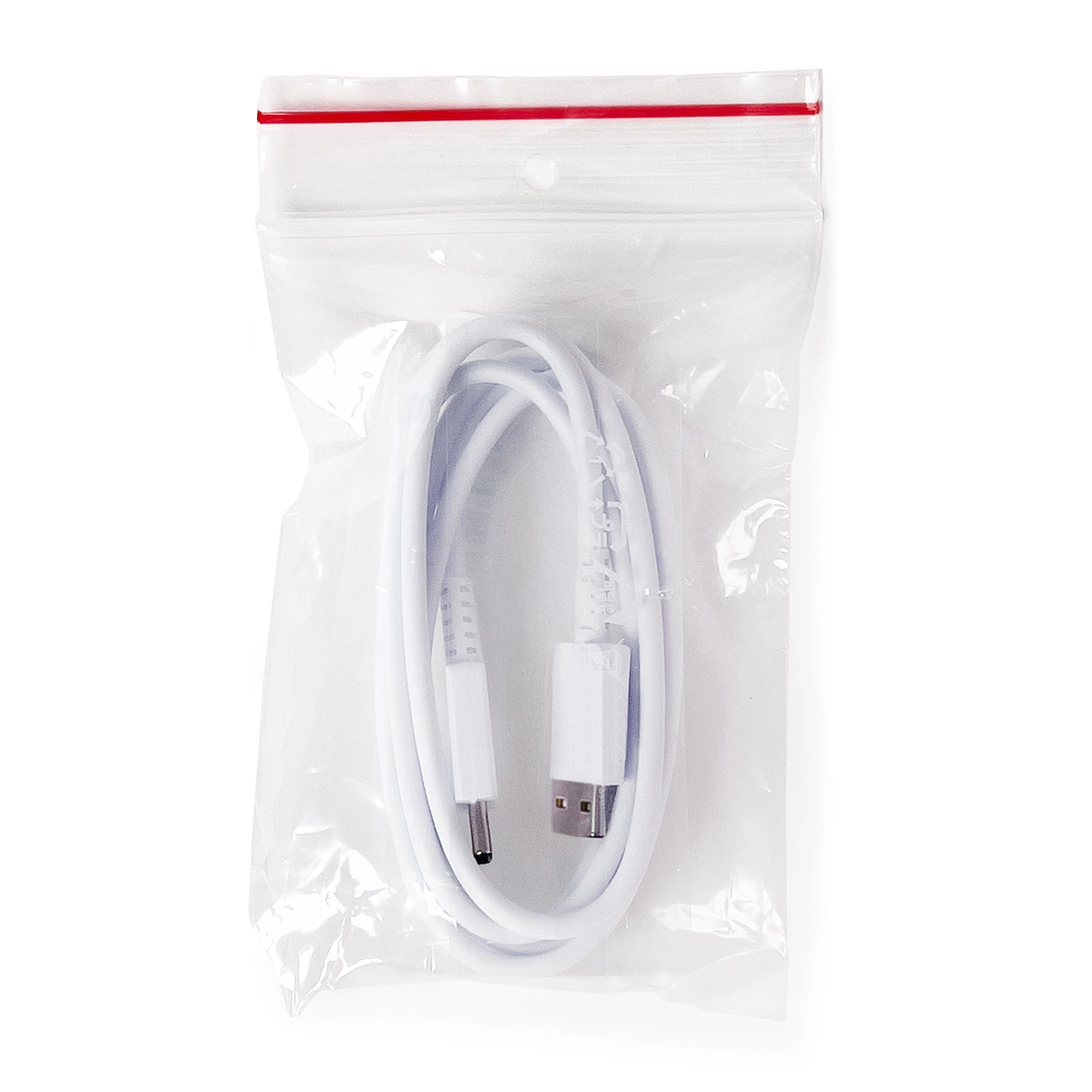 Un cavo di ricarica bianco in un sacchetto di plastica trasparente con chiusura rossa.