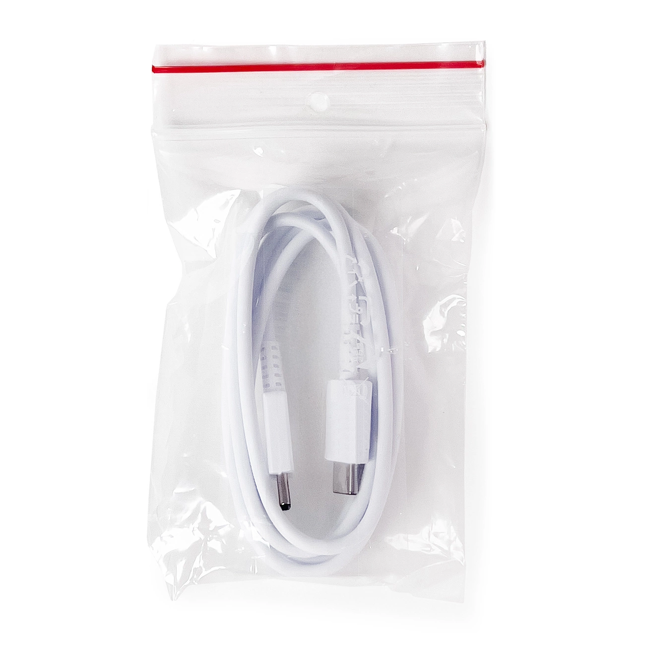 Un cavo USB bianco arrotolato in un sacchetto di plastica trasparente con striscia rossa.