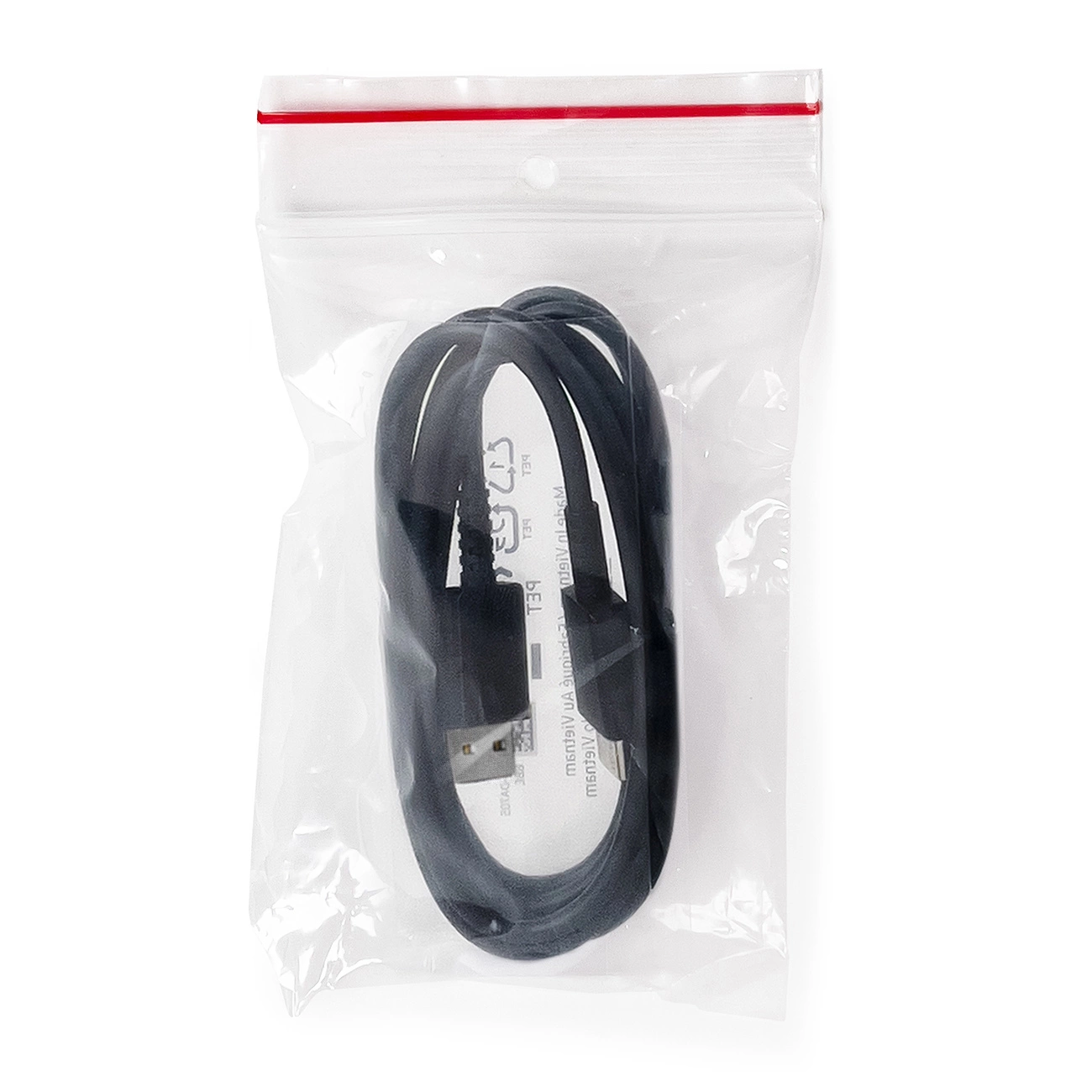 Un cavo USB nero arrotolato ordinatamente all'interno di un sacchetto di plastica trasparente con zip su sfondo bianco.