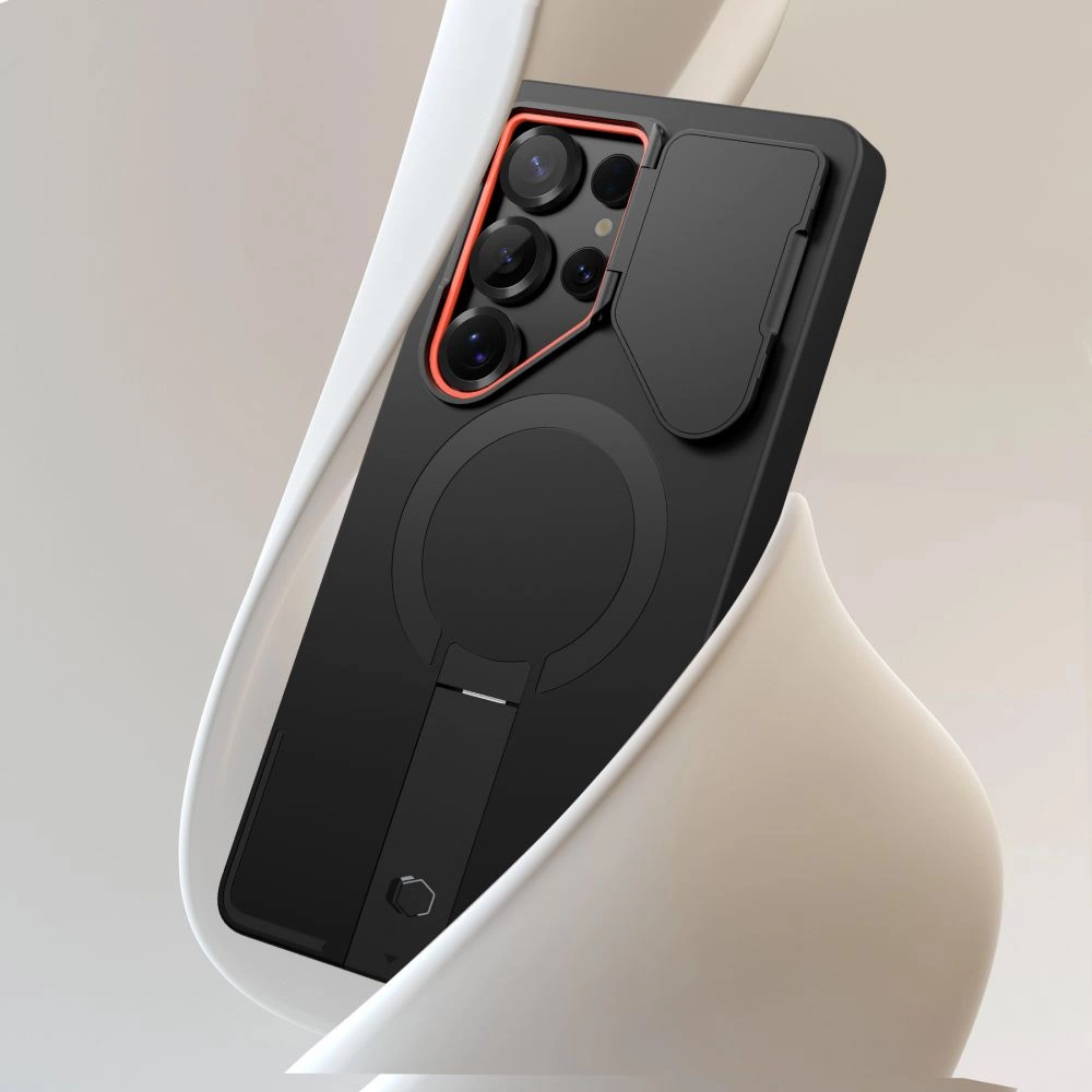 Ein schwarzes Smartphone mit Kamera und Schiebeabdeckung liegt auf einem weißen Designobjekt.
