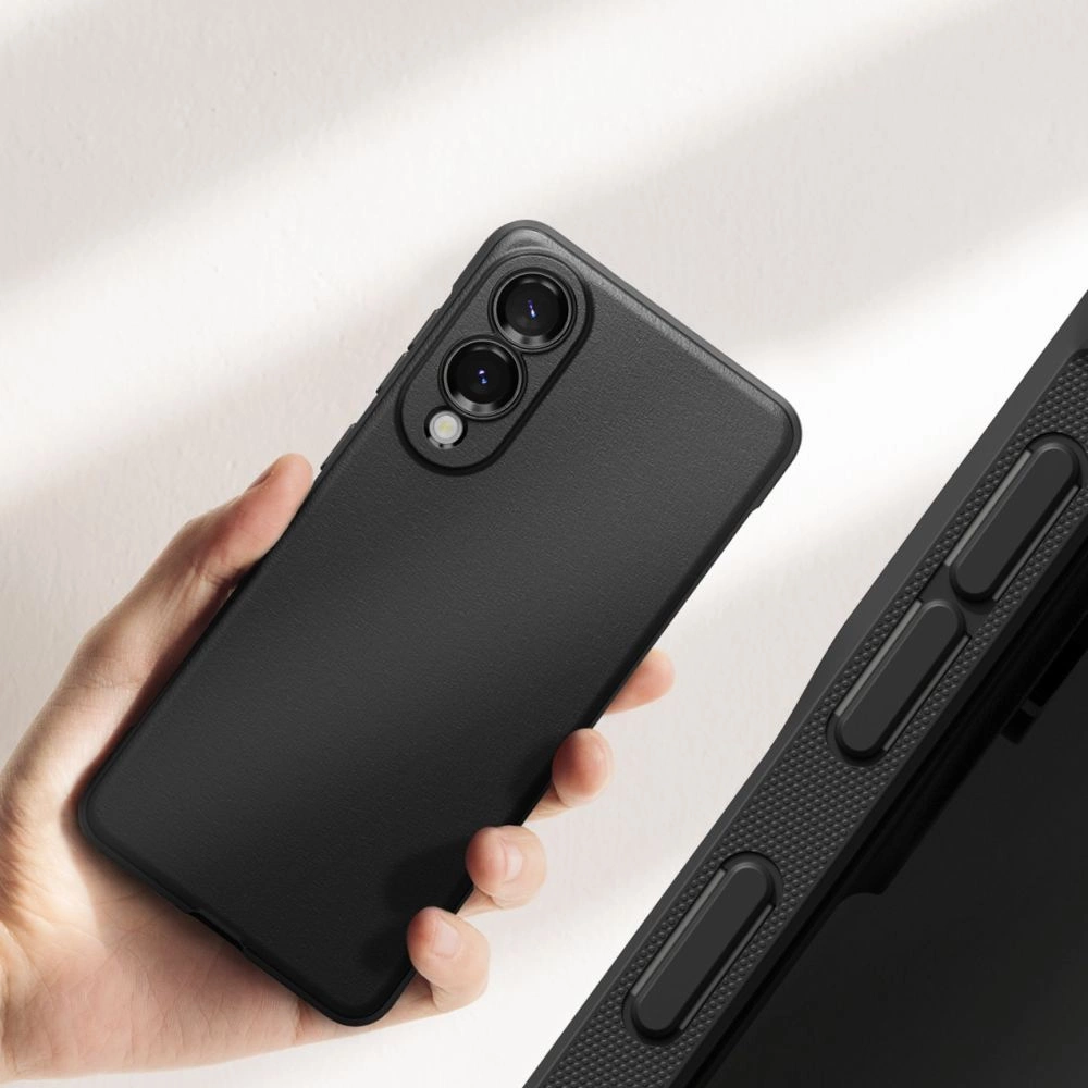 Eine Hand hält ein schwarzes Smartphone mit vertikaler Dreifachkamera und Schutzhülle.