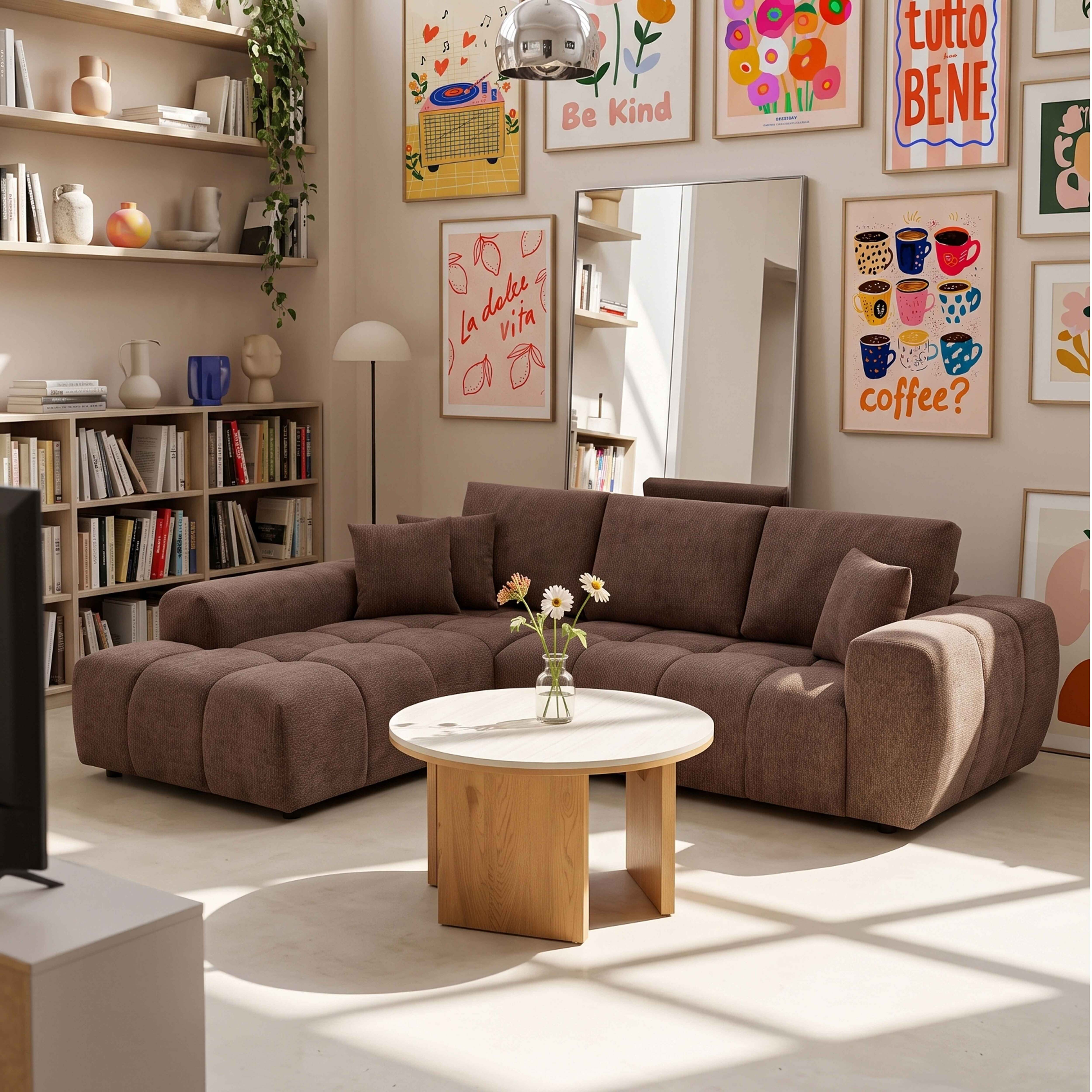 Gemütliches Wohnzimmer mit braunem Sofa, rundem Holztisch, Regalen voller Bücher und bunter Wandkunst.