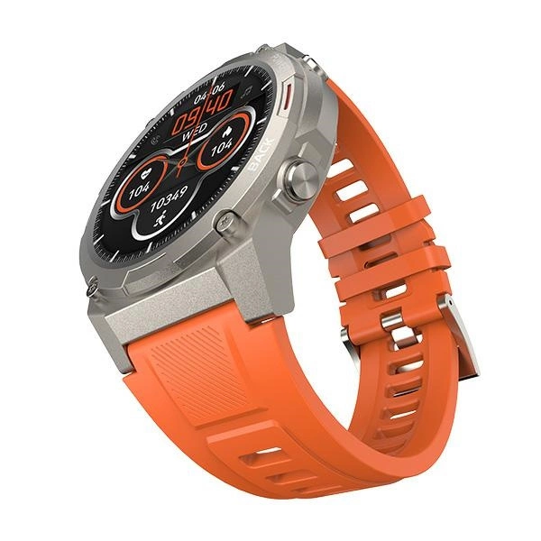 Wytrzymały smartwatch ze srebrną metalową kopertą, cyfrowym wyświetlaczem fitness i jaskrawo pomarańczowym silikonowym paskiem.